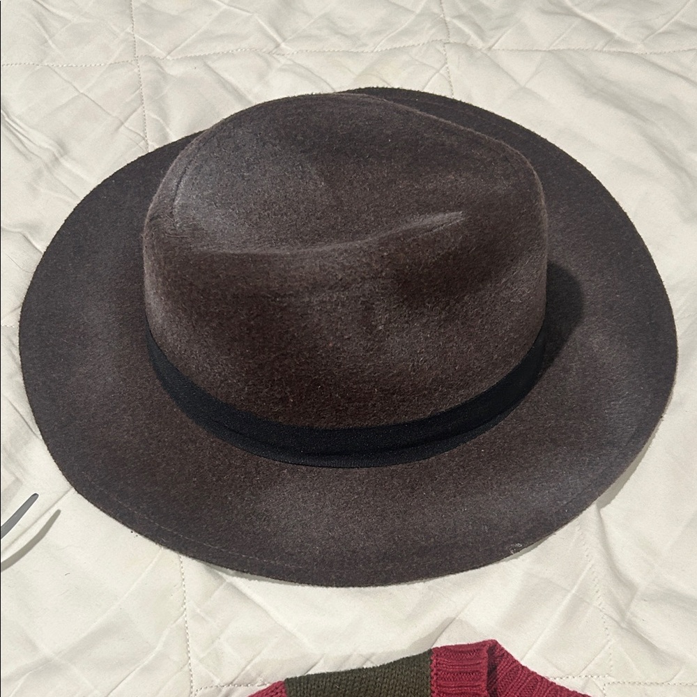 Freddy Kruger Costume Red and Green Striped Sweater with Brown Hat and Glove - Picture 3 of 7